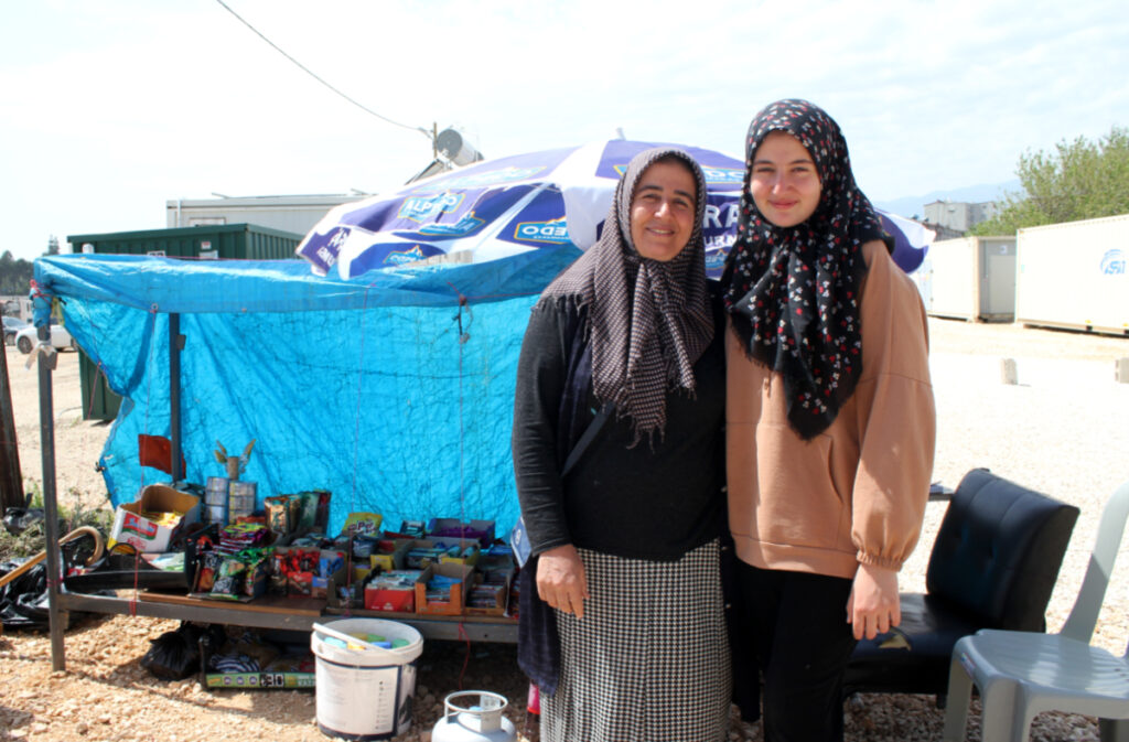 Following the earthquakes in Türkiye on 6 February 2023, Fatma Yumuşak (left) had to leave her house and market. She has since started a tent market to get back on her own feet and support her 13-year-old daughter (right). Photo: UN Women/Sena Şar